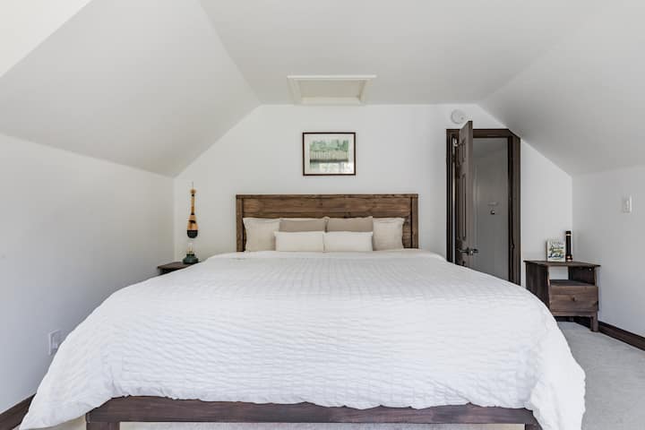 Მთავარ საძინებელში საწოლი 183 × 213 სმ