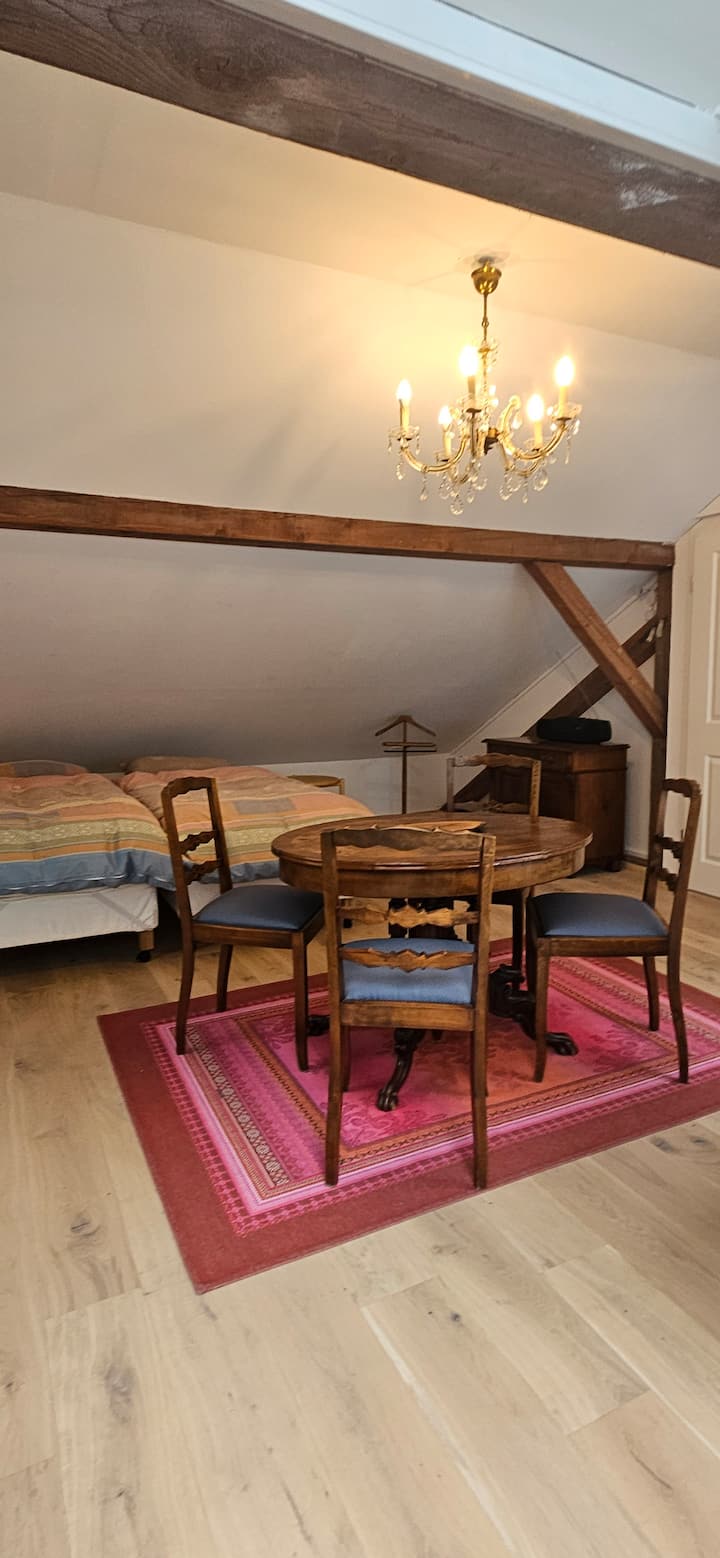 Priestor na spanie v podkroví v obytnom priestore 3.
Postele môžu slúžiť ako manželská posteľ alebo ako 2 jednolôžka. V izbe sa nachádza aj moderná rozkladacia pohovka. 
Priame spojenie s novou, modernou sprchou. 