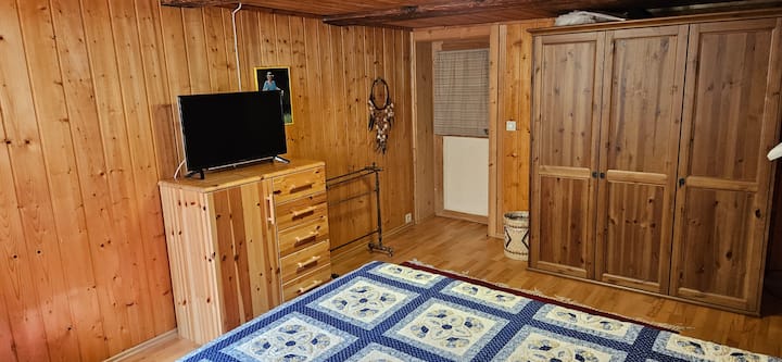 Samostatná spálňa na obývacom poschodí 2. Vybavené veľkou manželskou posteľou, ktorú je možné umiestniť aj na 2 jednolôžka.