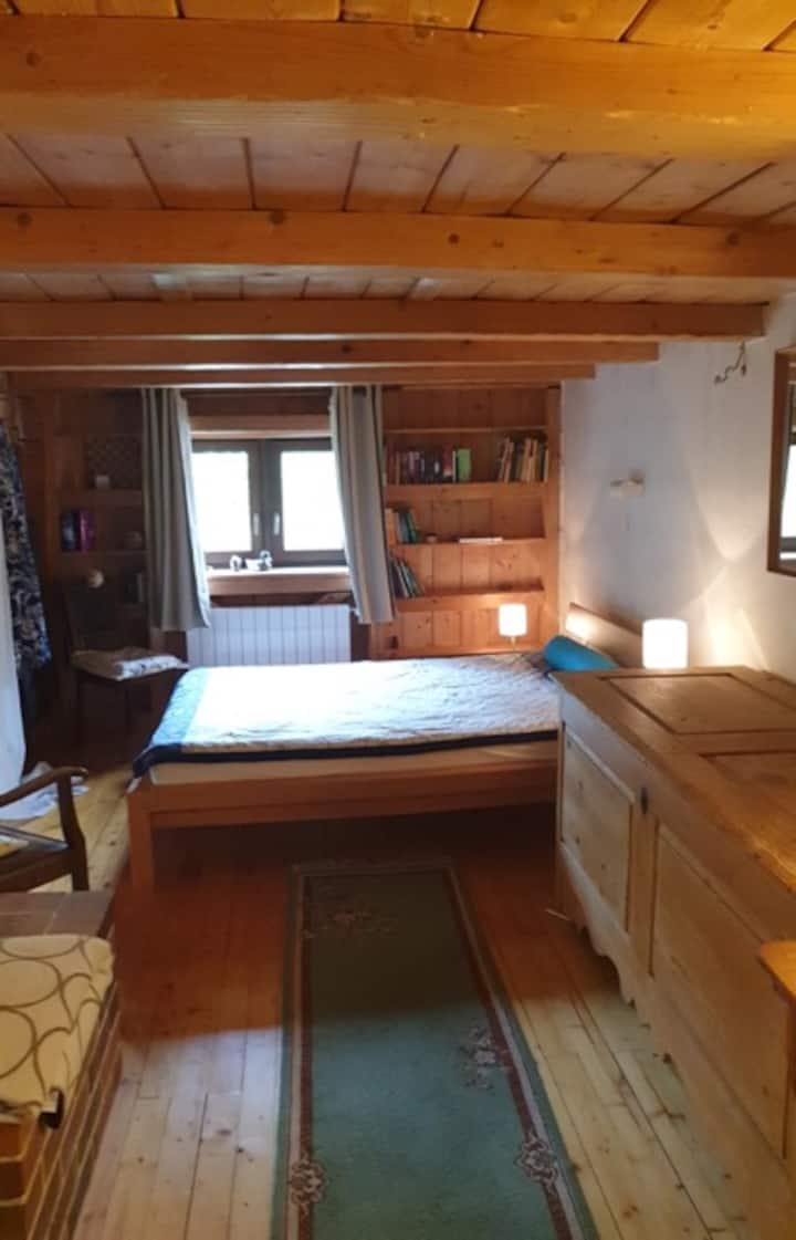 Obývacia garsónka na 1. poschodí s priestorom na spanie