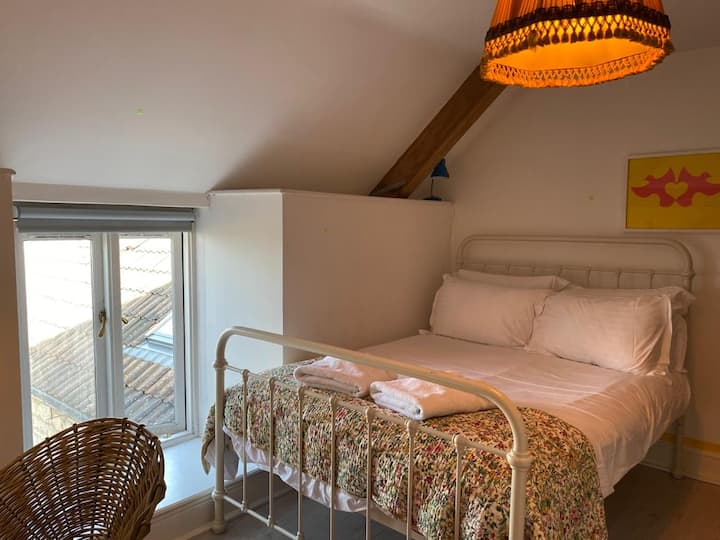 Dormitorio siete con cama matrimonial 