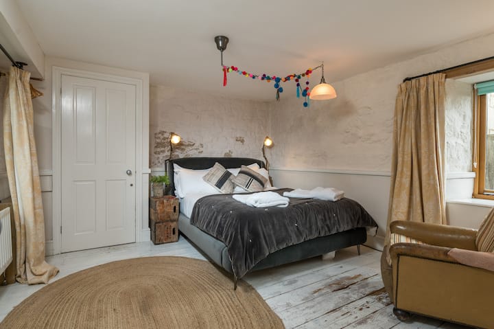 Cama king size del dormitorio ocho