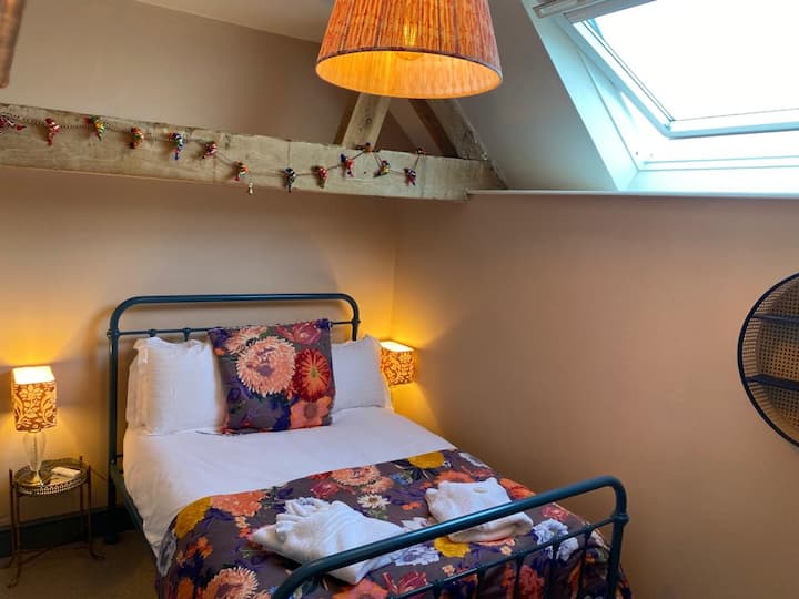Dormitorio nueve con cama matrimonial 