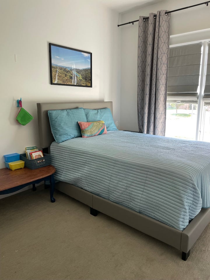 Slaapkamer met tweepersoonsbed en verduisteringsgordijnen. 