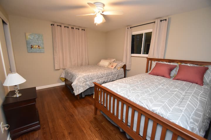 Spavaća soba br. 3 s jednim bračnim krevetom i jednim bračnim krevetom.