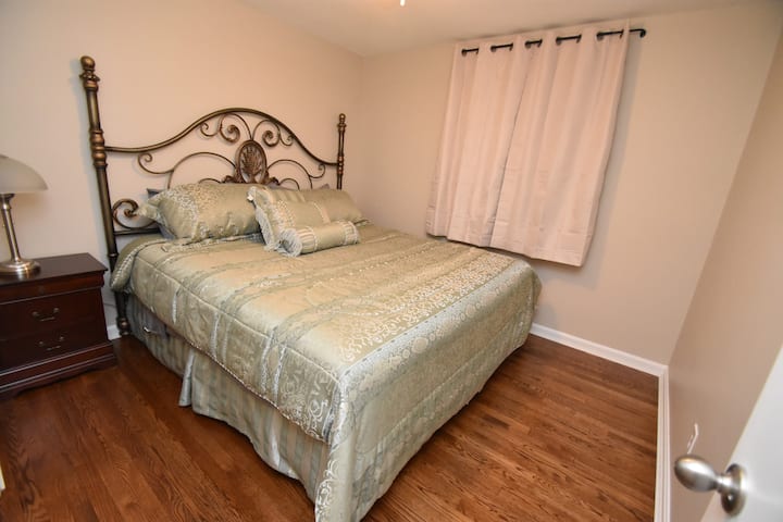 Glavna spavaća soba s bračnim krevetom (širine 180 - 200 cm