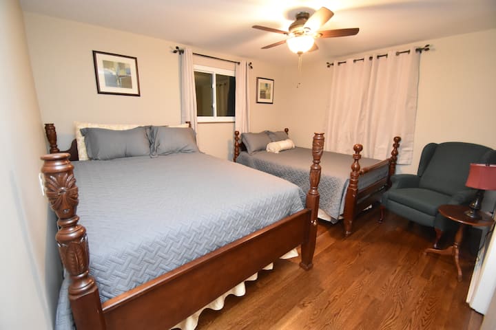 Spavaća soba br. 2 s bračnim krevetom (160x200) i bračnim krevetom