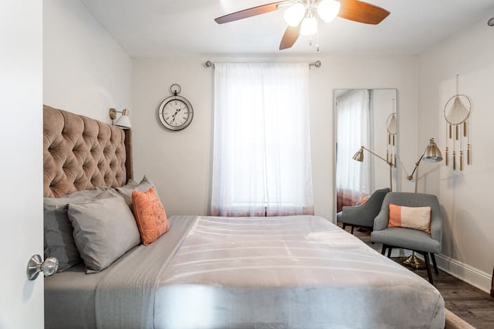 A bright and well-equipped environment with a desk and decorative touches for a pleasant stay.
