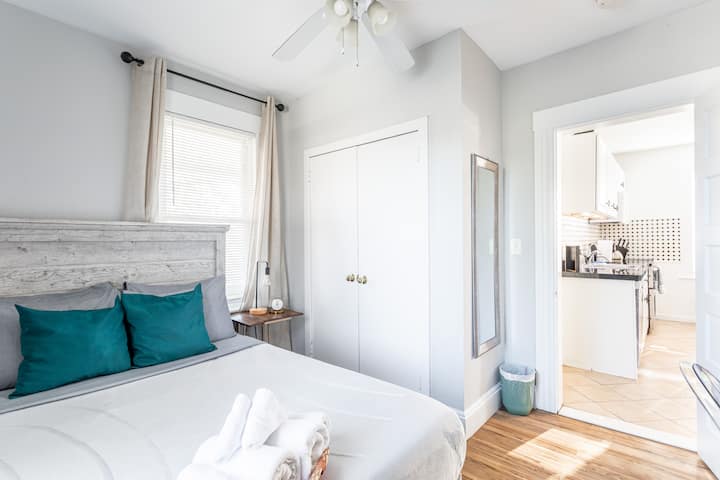 Spacious and bright room with a desk ideal for work or study comfortably. Enjoy a comfortable bed with quality linens and its relaxing decor for a restful sleep.  