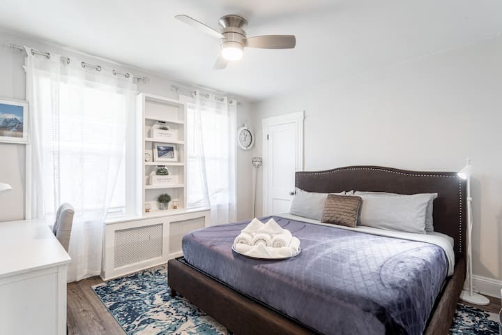 Spacious and bright room with a desk ideal for work or study comfortably.
