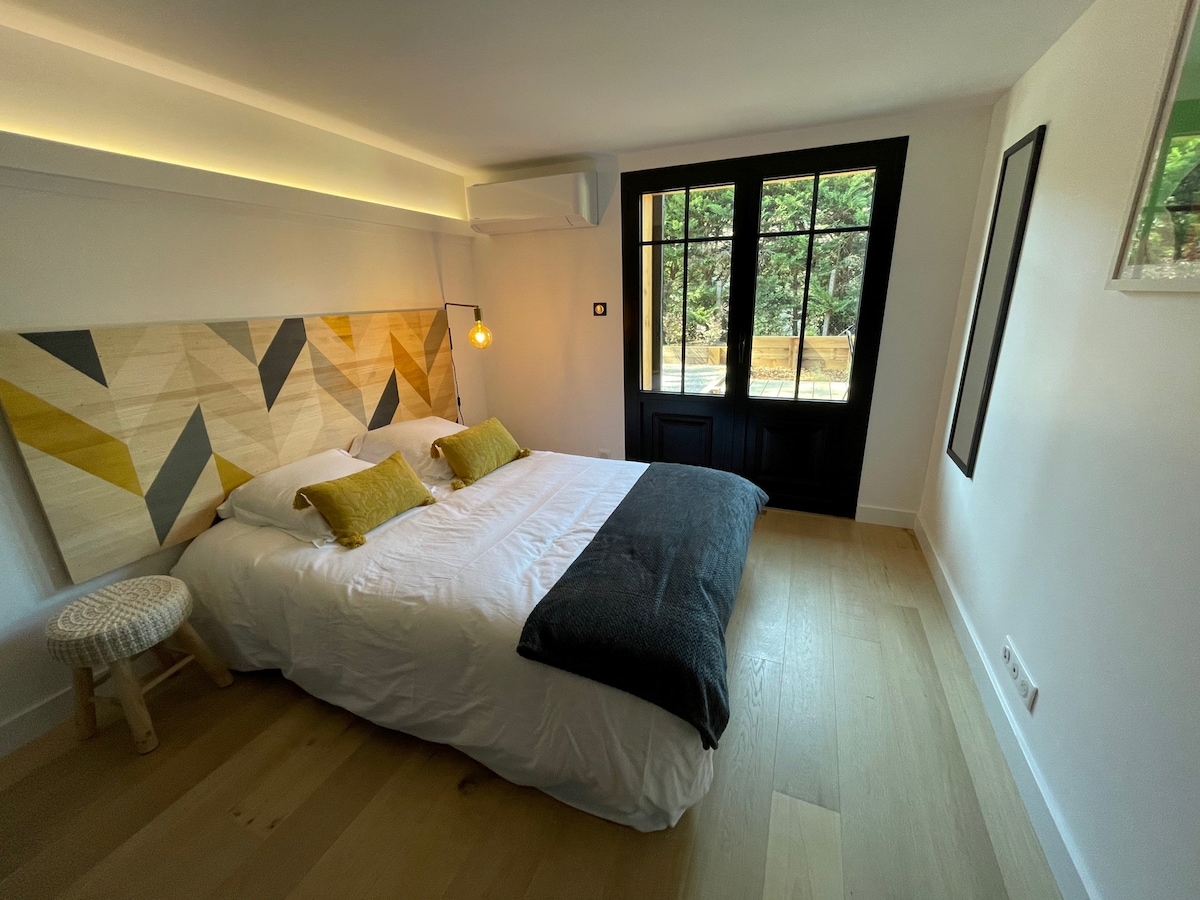 Geometric room 1 queen size bed or 2 single beds 