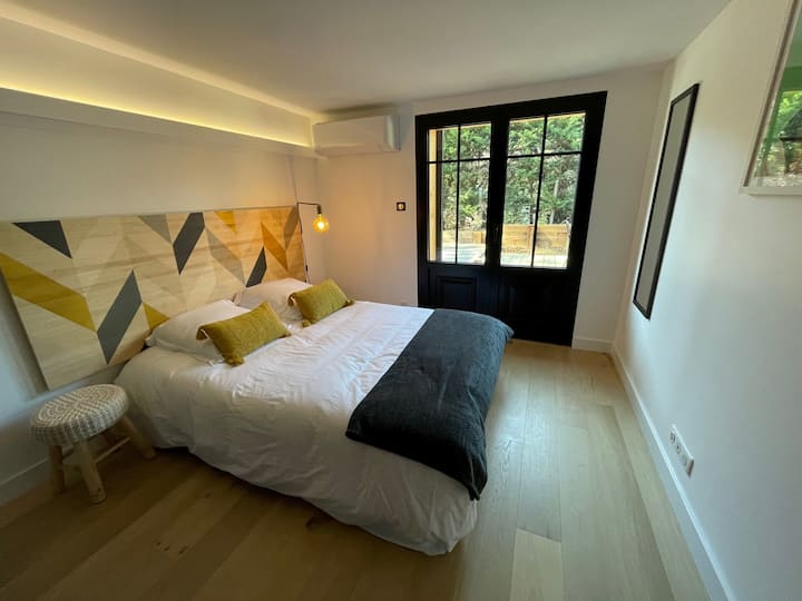 Geometric room 1 queen size bed or 2 single beds