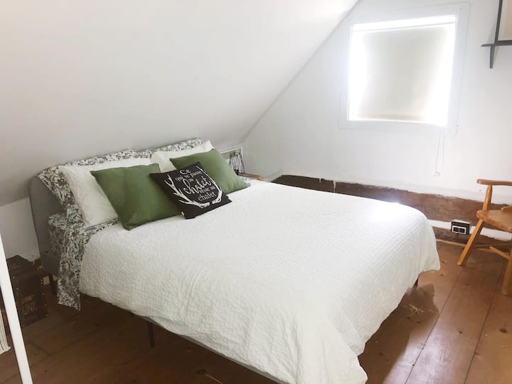 Dormitorio (arriba) con una cama tamaño queen.