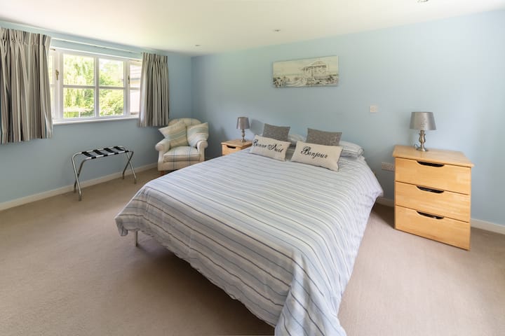 Просторно двойно легло с голяма разходка в гардероба и самостоятелен апартамент