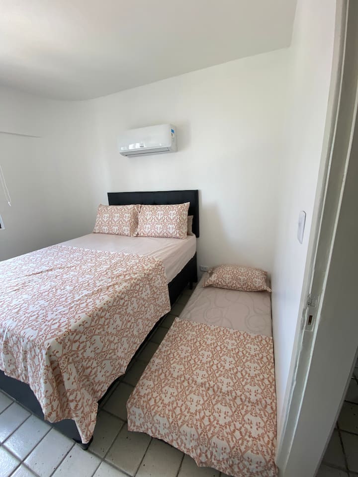 เตียงคู่พร้อมเตียงเดี่ยวเสริม