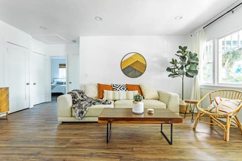 Sable House - Stunning Private Home, Huge Backyard