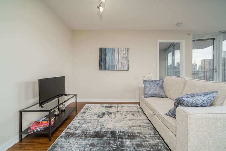 Clean 2 Bed Condo Downtown With View, Pool, & Gym - Vancouver