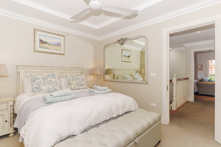 Segundo dormitorio con cama tamaño queen y baño en suite con ducha y amplio espacio en el armario.