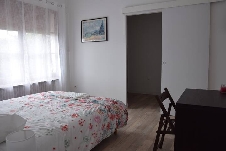 غرفة Chambre Van 
gogh للأشخاص ذوي القدرة على الحركة مع التنقل الموجودة في الطابق الأرضي.
سرير مزدوج وغرفة استحمام خاصة
إطلالات على الحدائق وغرينشنا وحمام السباحة