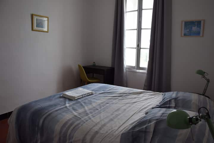 Chambre Monet،
سرير مزدوج واحد
إطلالة على مزارع الكروم وبرج الجرس في القرية.