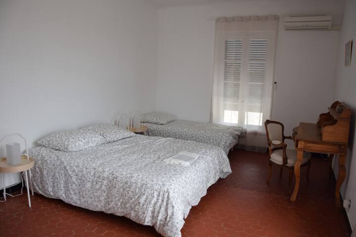 Chambre Cézanne،
سرير مزدوج واحد
سرير فردي
حمام داخلي
تراس خاص بمساحة 50 مترًامربعًا مع إطلالات بانورامية على عقار الغرفة المكيف بالكامل