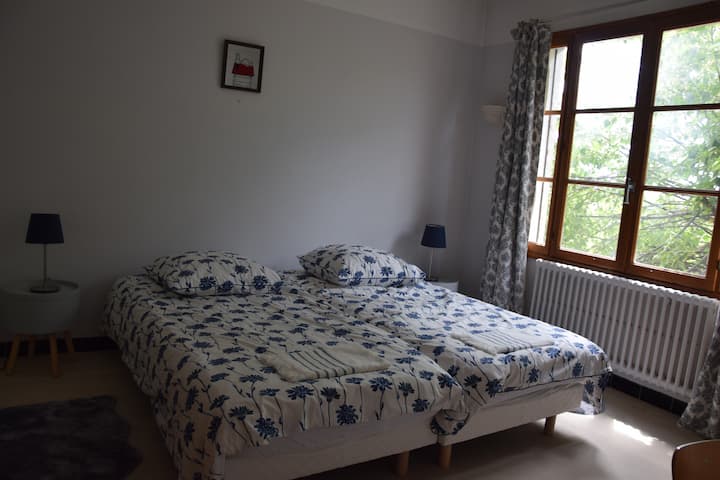 غرفة شاجال.
سريران مفردان.
إطلالات على مزارع الكروم والحدائق