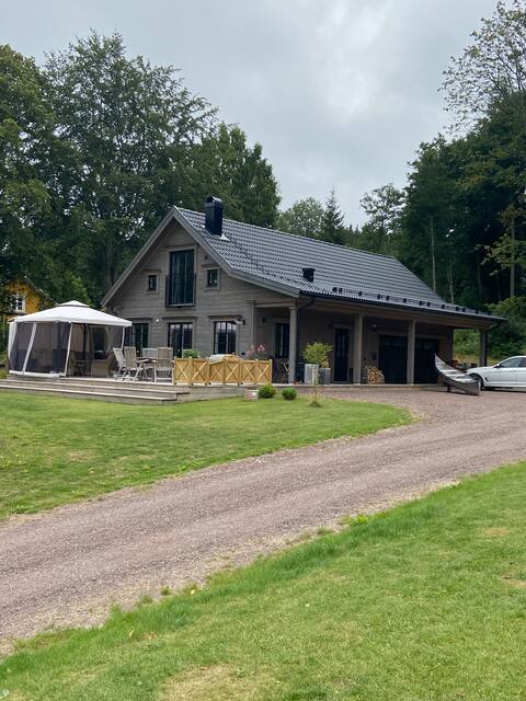 Newly-built guest house with lake views near Gränna