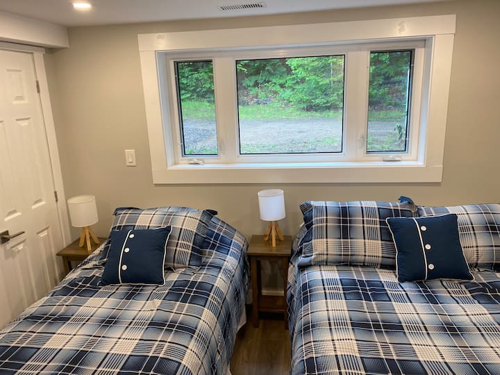 Segundo dormitorio con cama matrimonial y dos camas individuales.