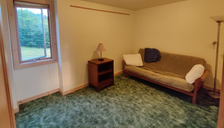 Chumba cha kulala cha Pili! Chumba hiki kidogo kitamu kinatoa mahali pa utulivu pa kukaa na kusoma. Vuta kiti ili uwaangalie ndege nje ya dirisha. Futoni inabadilika kuwa kitanda cha ukubwa kamili ikiwa inahitajika.