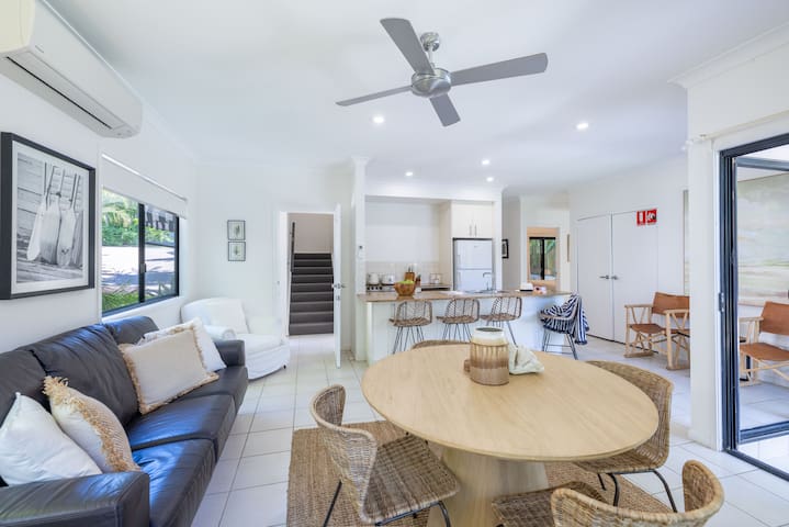 Mariposa- the closest beach house to town + pool