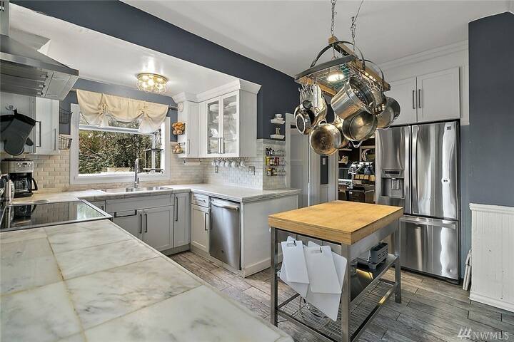 Luxury Victorian | Perfect for Families & Pets! gallery image 5