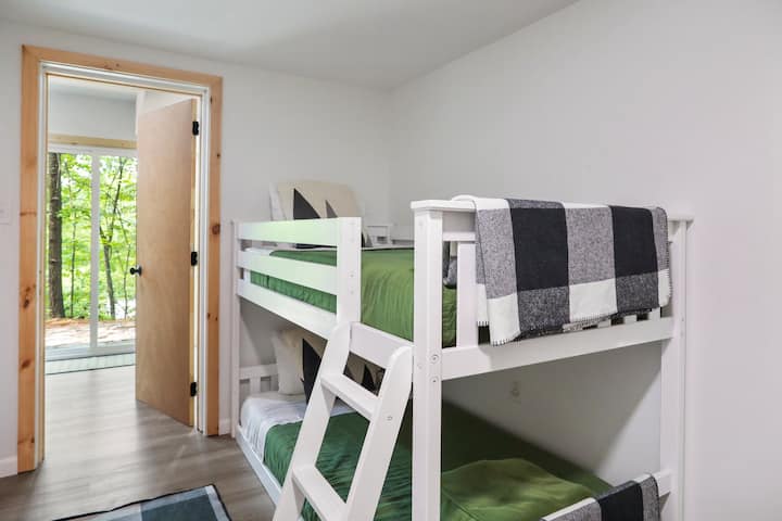 سرير بطابقين للأطفال في الطابق السفلي