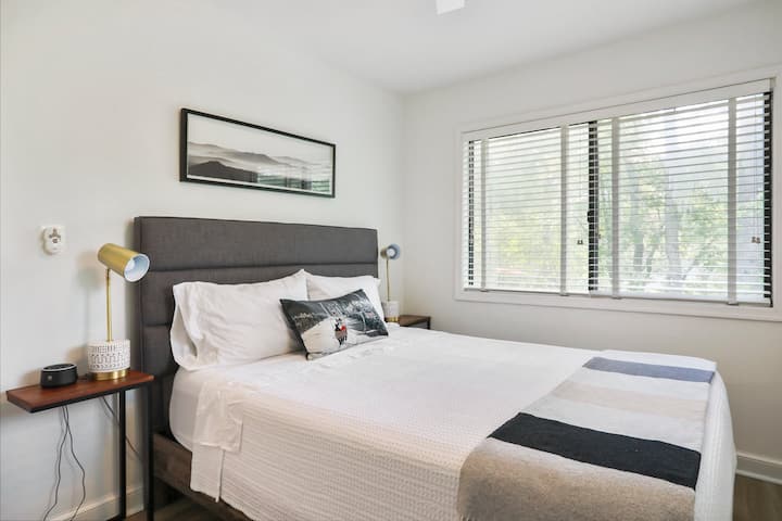 غرفة نوم كوين في الطابق الرئيسي