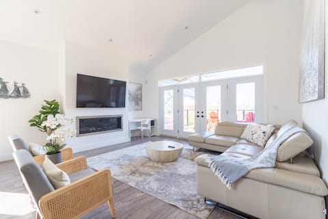 Sunsets & Lake Views in a Spacious Modern Cottage