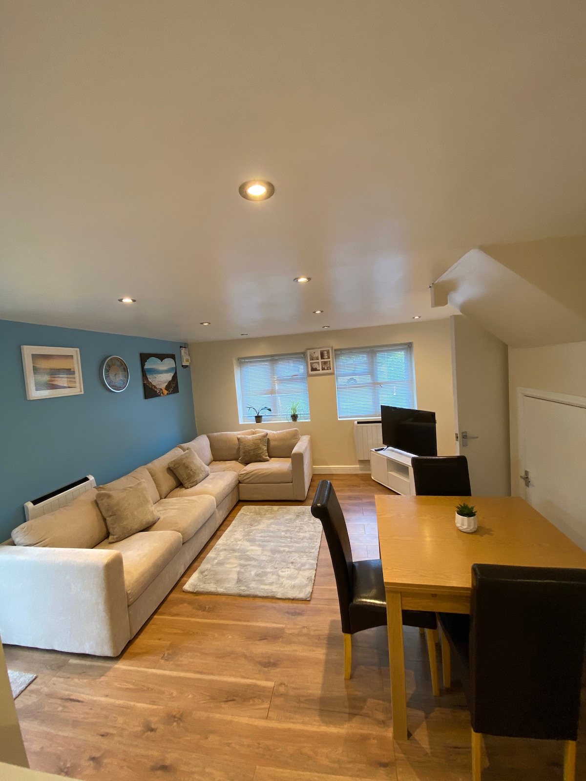 Entire 2bedroom home by WegHomes can sleep 4 Houses for Rent in