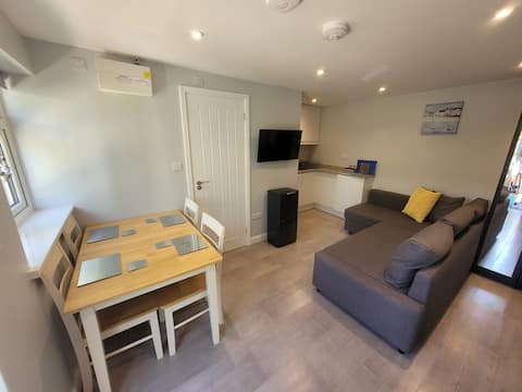 Successful Airbnb property: Beautiful 2 bed chalet. Short walk to the beach. in Isle Of Wight