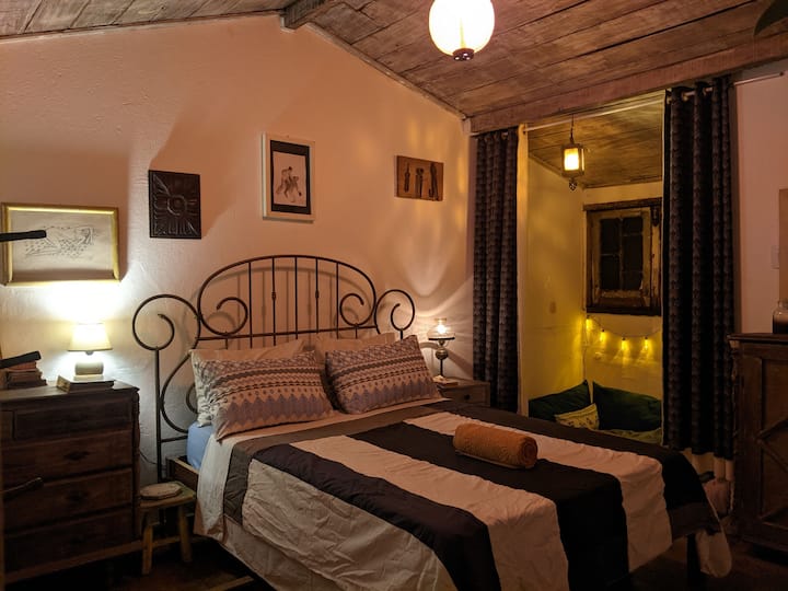 dormitorio con una colcha que hice yo mismo; no dudes en elogiarlo