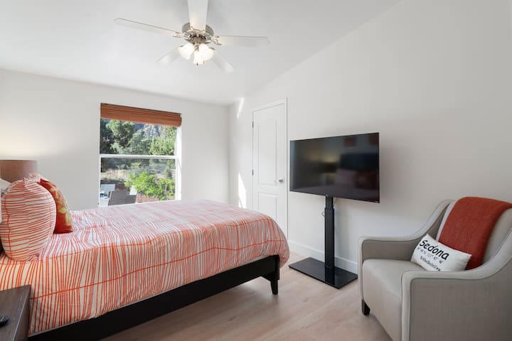 Second bedroom - with queen-size bed and amazing views of Thunder mountain