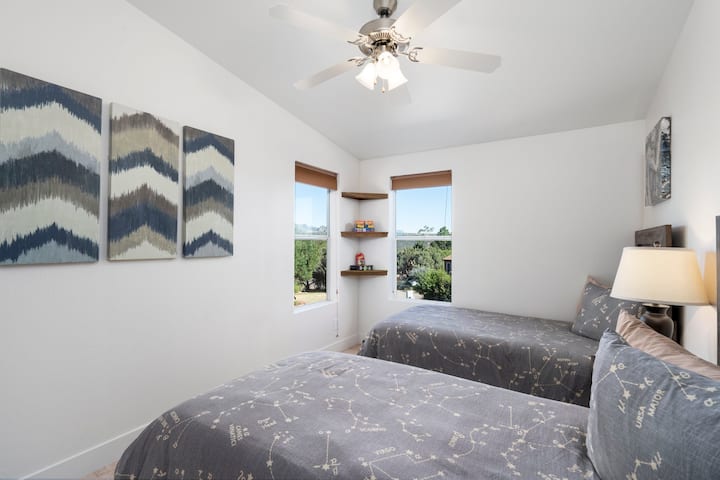Third bedroom with 2 twin beds and yet again - amazing view