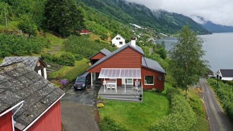 Newly renovated and modern house on a fruit farm in Hardanger