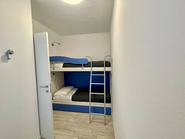 Cameretta con letto a castello + terzo letto estraibile