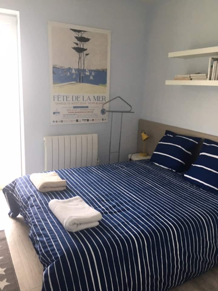 Habitación con cama de 140 y puerta ventana que da al exterior.
 (Y una puerta, totalmente independiente del espacio destinado a las literas.)