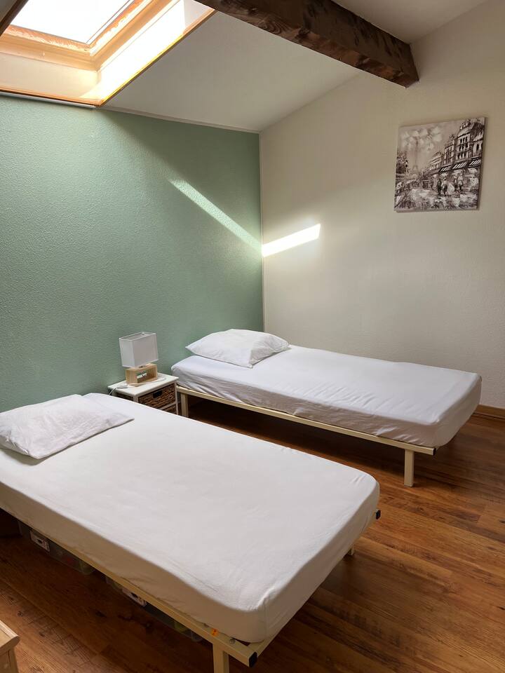 spálňa 2, poschodie
2 lôžka 90*190