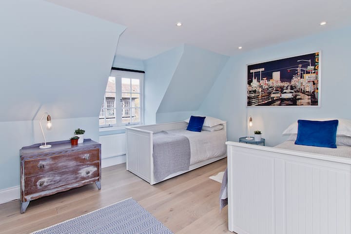 Chambre double au deuxième étage avec salle d'eau attenante. 