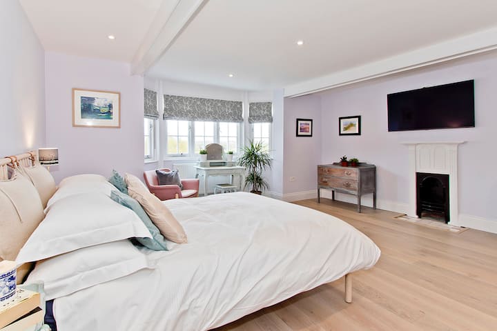 Chambre principale au premier étage avec lit 180 et salle d'eau attenante. 