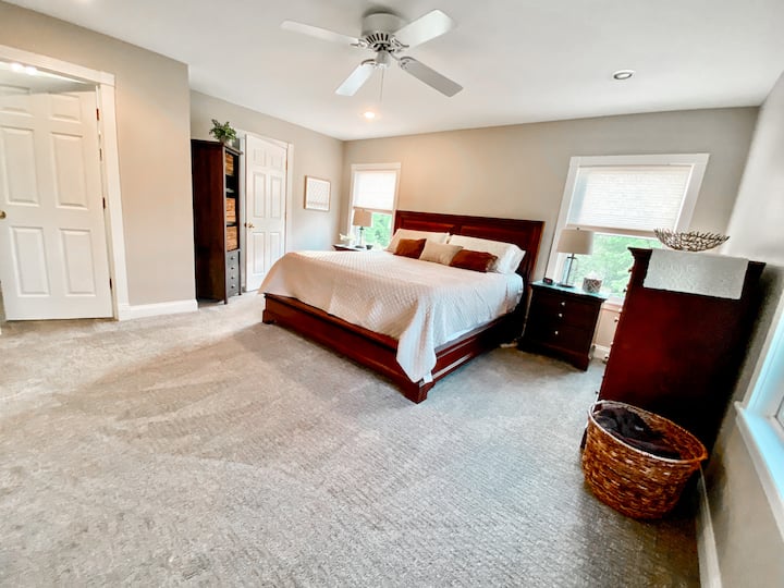 Camera da letto #1 (master, king bed) con bagno adiacente e lavanderia #2