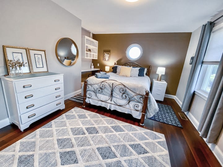 Camera #2 (matrimoniale) con postazione di lavoro