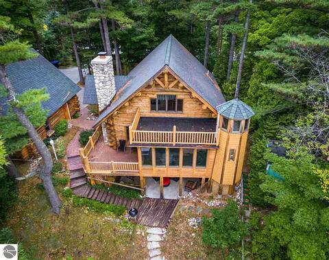Lake Michigan Log Cabin - M22 Wine Trail