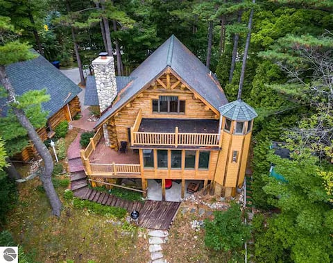 Lake Michigan Log Cabin - M22 Wine Trail