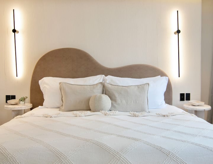 Рай на комфорт и елегантност: потопете се в спокойствието на нашето двойно легло с матрак с хотелско качество и луксозно спално бельо. От щателно проектираните мебели до всеки внимателен детайл предлагаме изключително удобен престой. 
